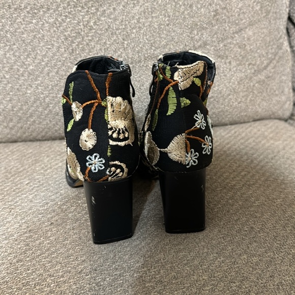 Embroidered Peep Toe Shoes - Picture 3 of 7